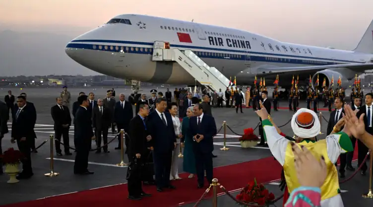 Presidente chino Xi Jinping es recibido por su homólogo egipcio, Abdul Fatá el Sisi, en El Cairo.