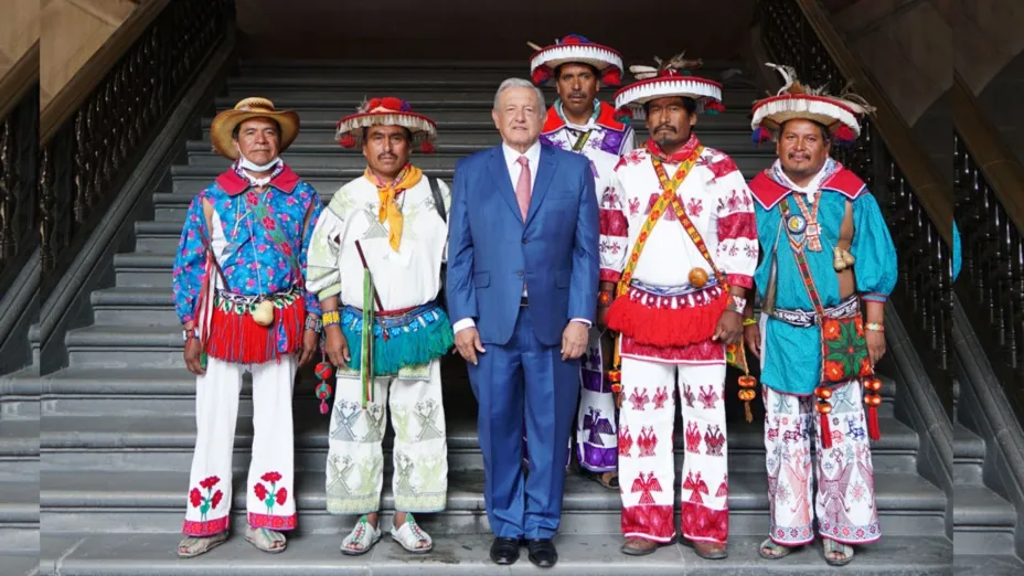 AMLO 30 MAY 2022 reunion huicholes.jpg