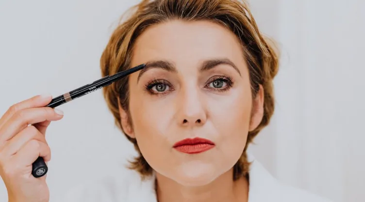 Estos son los trucos de maquillaje que afinan los rostros redondos