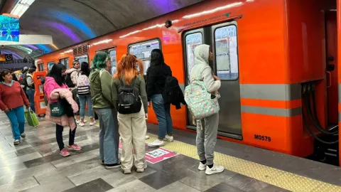 Metro CDMX hoy 15 de octubre 2025: Retrasos y avance de trenes