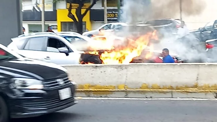 Vehículo se incendia en carriles centrales de Periférico Sur, CDMX