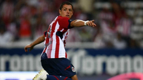 ‘Chicharito’ Hern&aacute;ndez celebra un gol con Chivas