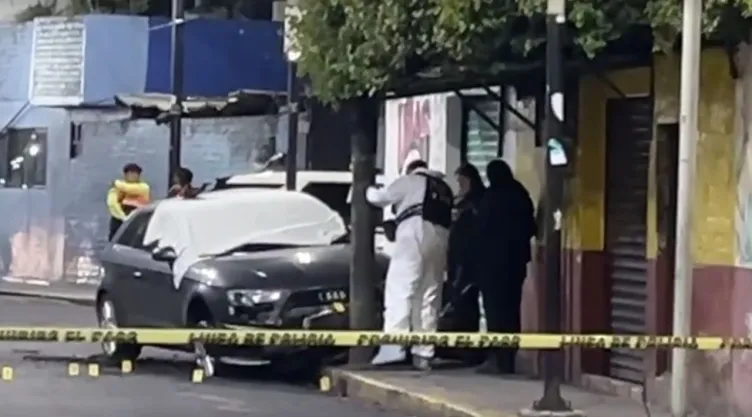 Hallan cadáver descompuesto en auto en la Venustiano Carranza.