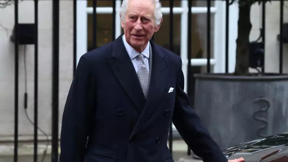 Le detectan cáncer al rey Carlos III