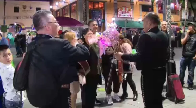 Así se vivió el festejo del Día de las Madres en Plaza Garibaldi; decenas de mujeres llenas de emoción