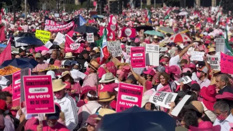 SSC estima 90 mil personas en el Zócalo por la marcha del INE