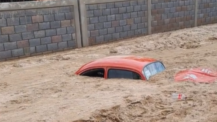 Video de huracán John en Acapulco, Vocho enterrado 2024