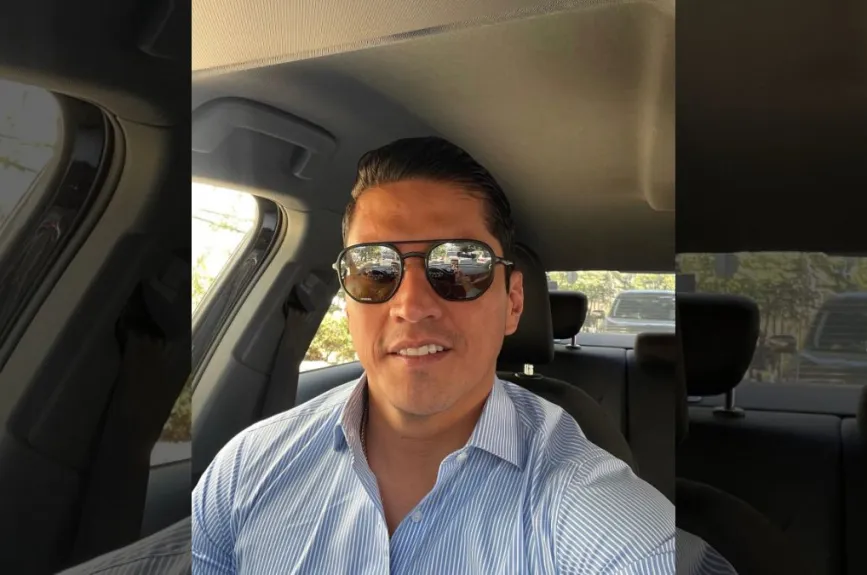 Uriel con lentes.jpg