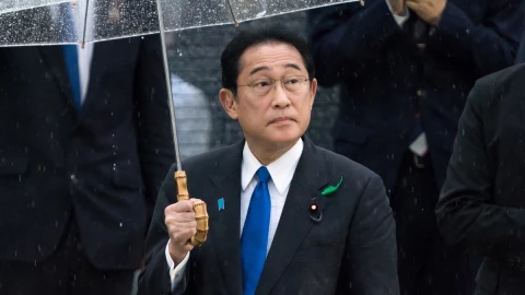 Detienen al hombre que lanzó bomba contra el primer ministro de Japón, Fumio Kishida.