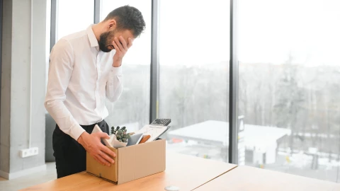 Hombre se lamenta tras ser despedido