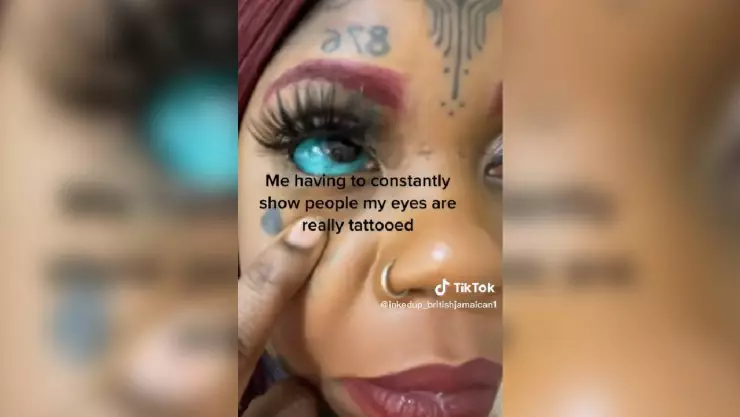 tiktoker se tatua los ojos