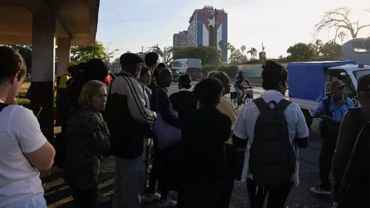 Foto de personas en calles de Cuba.