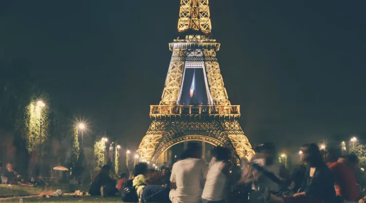 6. Se pensó que la Torre Eiffel solo estaría en París por 20 años, pero mas tarde el ejército y gobierno de Francia la ocuparon como antena de comunicaciones.
