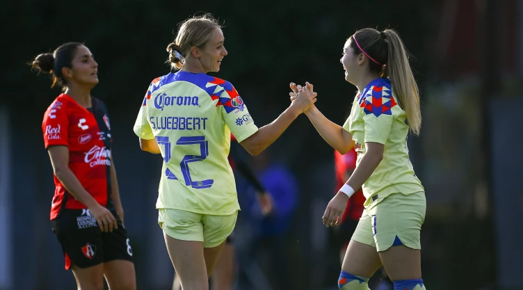 América: Sarah Luebbert festeja gol con Katty Martínez