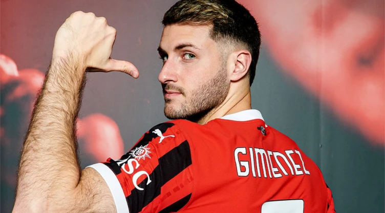Santiago Giménez con la camiseta del Milan