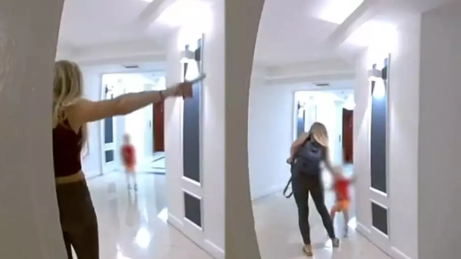VIDEO: Captan a mamá golpeando a su hijo de 3 años y pateándolo en el suelo