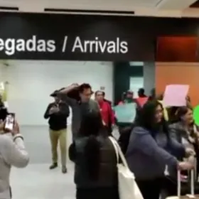 Marx Arriaga es recibido con abucheos.