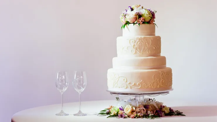 49 ideas de pastel de bodas que puedes tomar como inspiración: desde sencillos hasta muy elaborados.