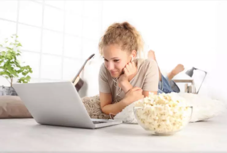 mujer viendo una película.jpg