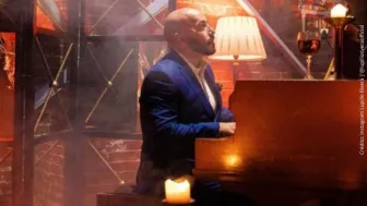 Lupillo Rivera tocando el piano..jpg