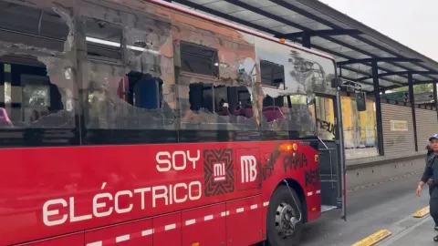 Mujeres encapuchadas destrozan metrobús; exigen justicia para Renata y Maya