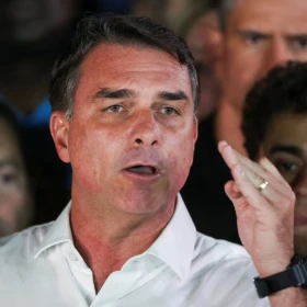 Flávio Bolsonaro se declara presidente electo de Brasil desde Estados Unidos