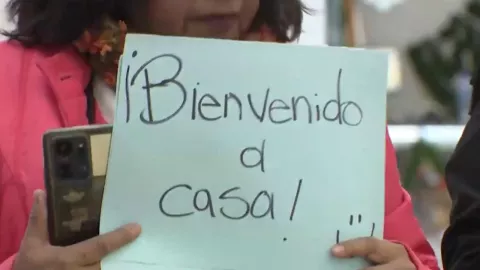Letrero de “Bienvenido a casa” para recibir a su familiar en el AICM<