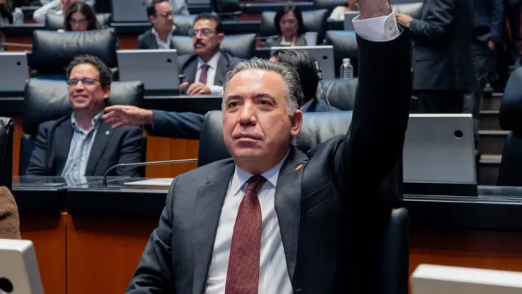 Enrique Inzunza deja la bancada de Morena.
