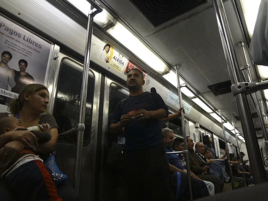 Un usuario del metro captó a 5 vagoneros consumiendo sustancias alucinógenas dentro de un vagón de la Línea 3 del Metro.