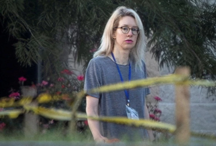 Elizabeth Holmes, acusada de fraude por caso Theranos.