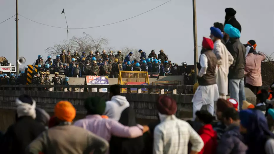 Agricultores protestan frente a policías en Punjab, India.