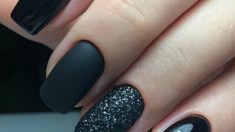 11 diseños de uñas negras con brillos para usar en natación o cualquier otro deporte: duran mucho