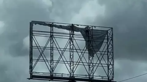 Huracán Beryl_ Desmantelan espectaculares por el posible impacto