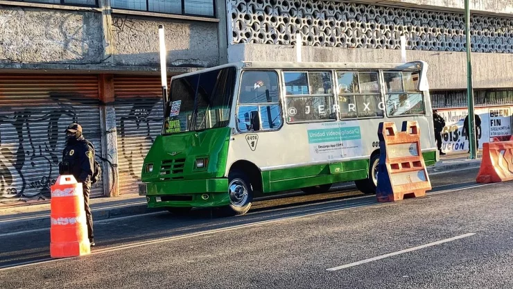 Un abuelito murió esta mañana a bordo de un microbús en Iztapalapa