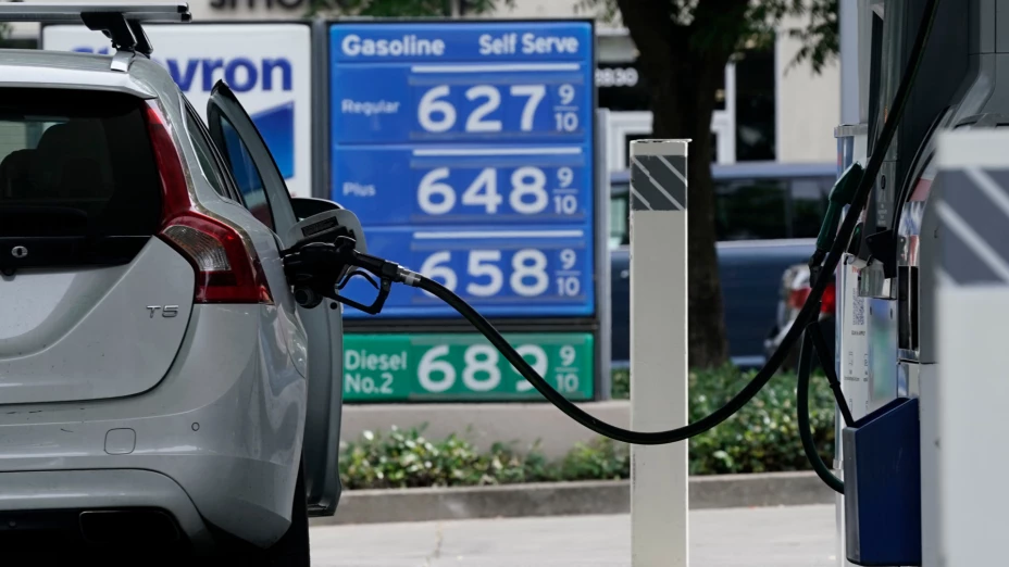 Un auto carga gasolina en Sacramento, California.