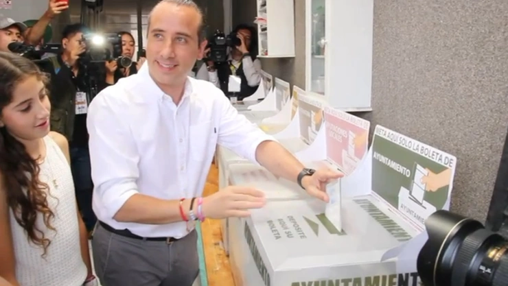 Mario Riestra, candidato a la alcaldía de Puebla, acude a votar y resalta participación