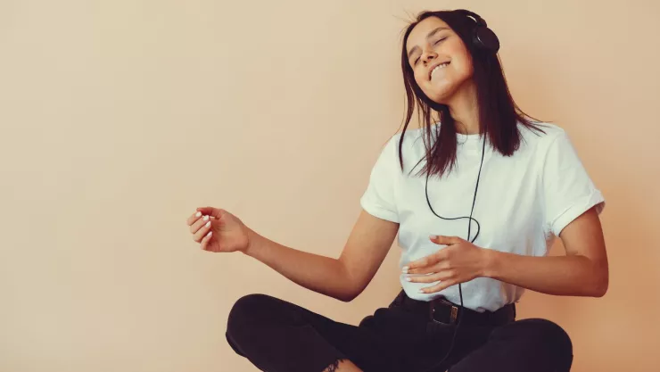 Lo que dice de ti siempre escuchar la misma canción, según la psicología