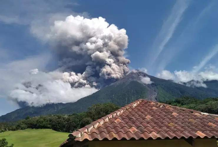 Volcán de fuego en Guatemala presenta explosiones moderadas y fuertes