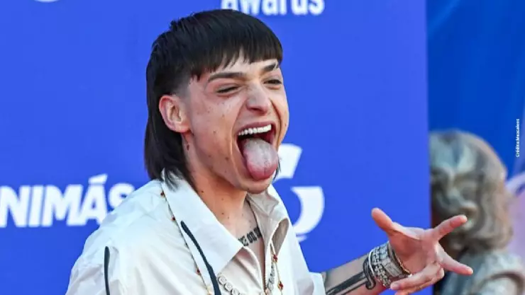 Nuevo look de Peso Pluma enloquece a todo internet, ¿de qué color es?