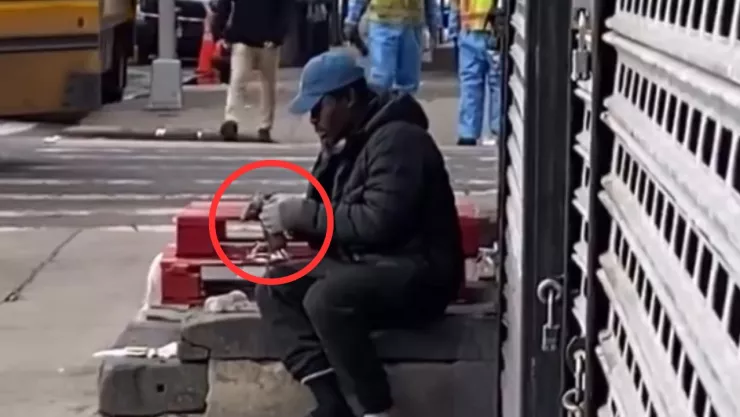 Captan en video a un hombre comiéndose una rata muerta en Nueva York