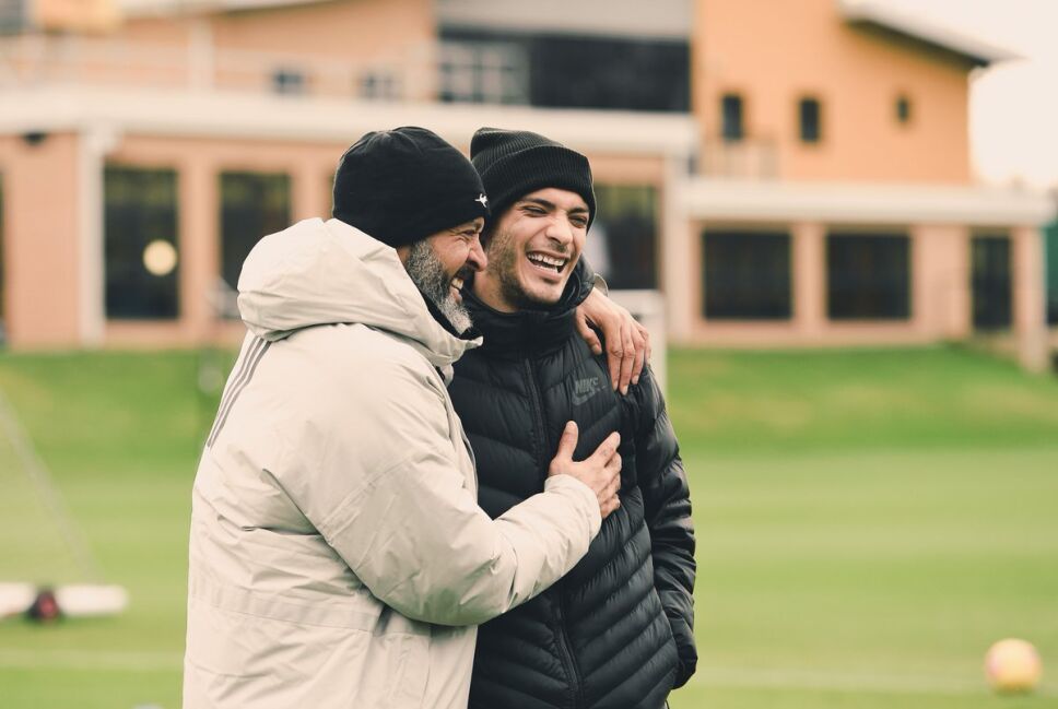 Raúl Jiménez se presenta en entrenamiento de los Wolves