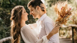 ¿Qué significa que una mujer acaricie el cabello de un hombre?