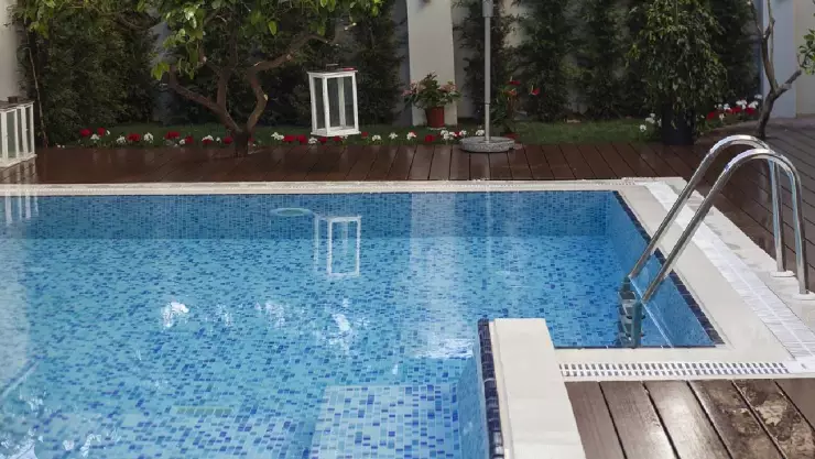 Hermanas mueren electrocutadas en alberca al intentar rescatar a niño