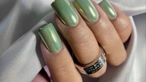 8 diseños de uñas efecto espejo para cualquier ocasión: fiesta, natación, pádel, gym