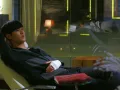 Tan cerca pero tan lejos, Song Yi elige uno de los libros favoritos de Min Joon para leerlo y así poder dormir.