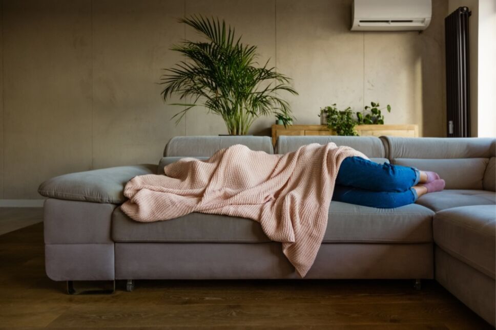 mujer deprimida acostada en un sillon
