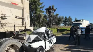 Conductor quedó prensado tras accidente en la carretera San Hipólito-Xalapa hoy; hay cinco heridos