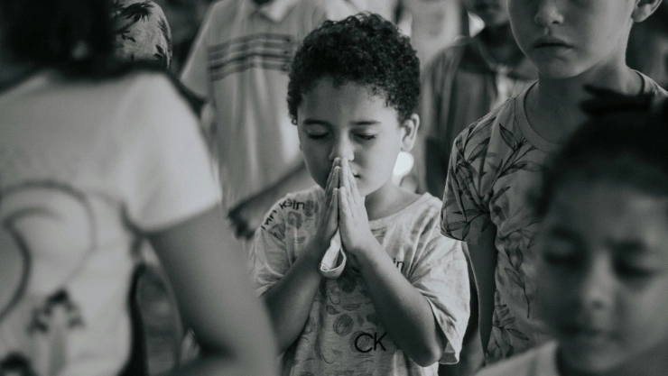 Niño orando