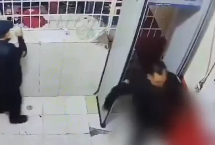 VIDEO | Custodio golpea a un reo en penal de Huejotzingo, Puebla