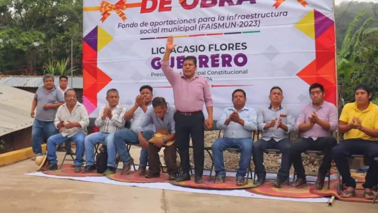 pobladores-alacatlatzala-secuestraron-a-acasio-flores-presidente-municipal.jpg